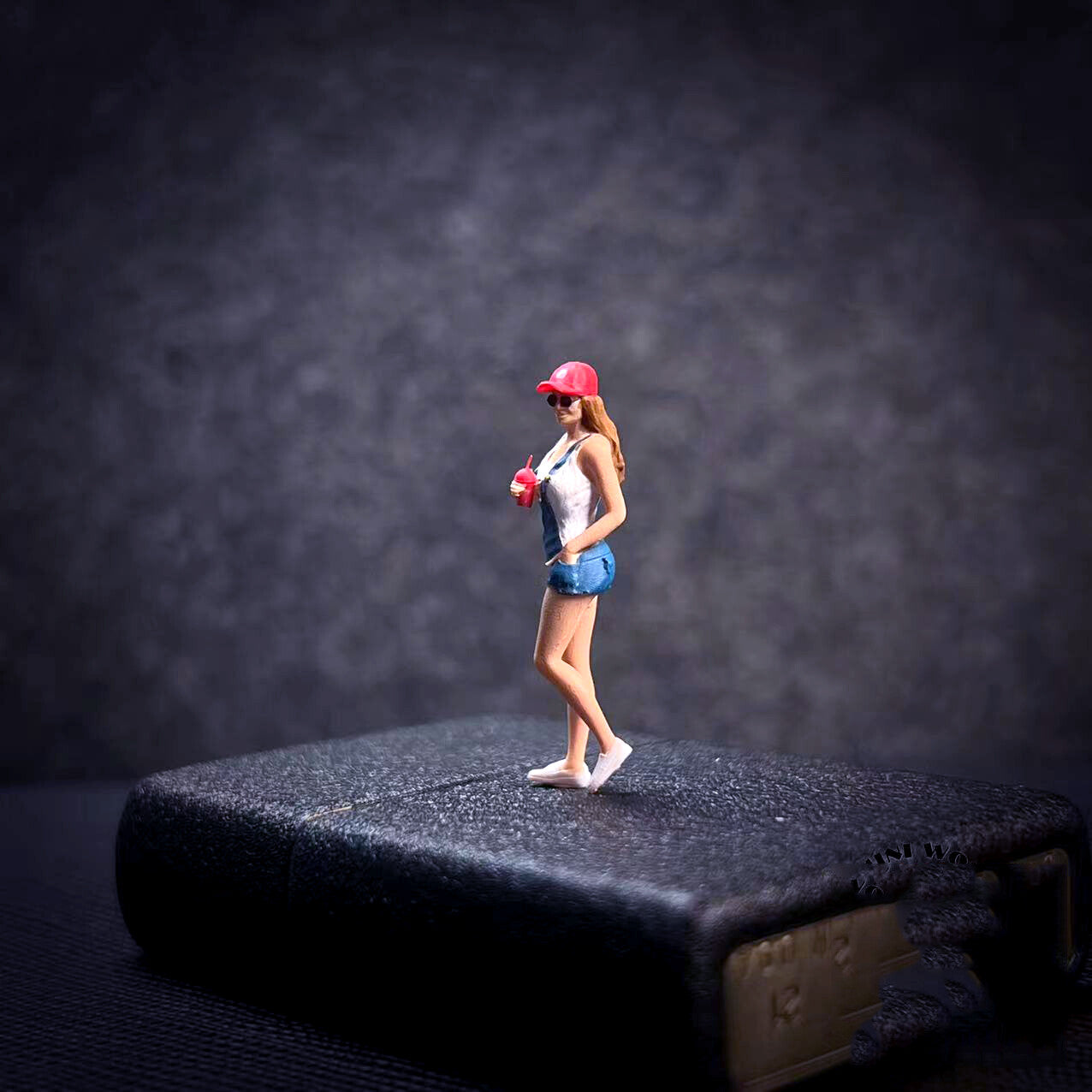 3D Print 1/64 figures cool lady drinking walk Passer-by fit 1:64 car Stand