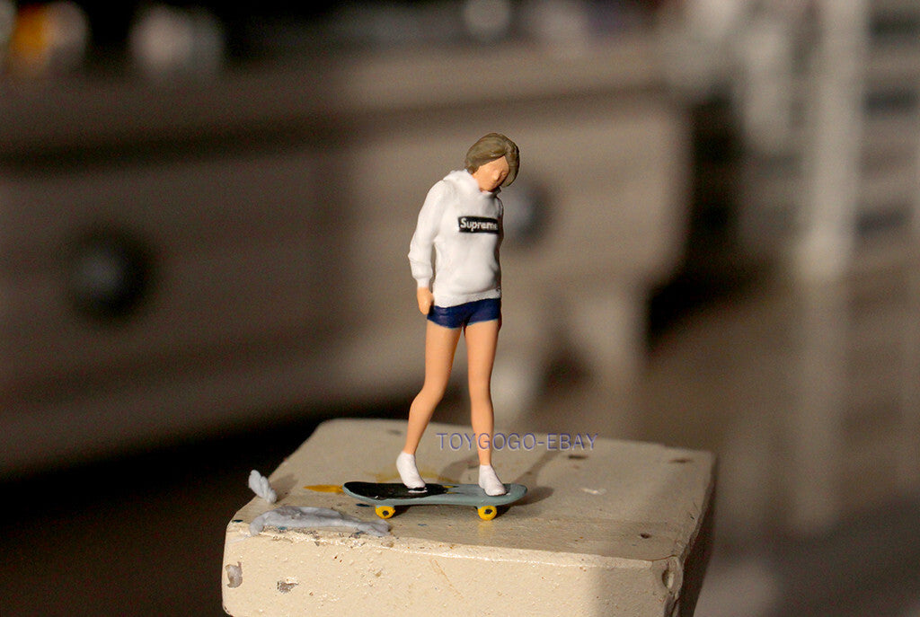 1/64 figure cool girl Skateboarding Sports fit 1:64 car street in STOCK