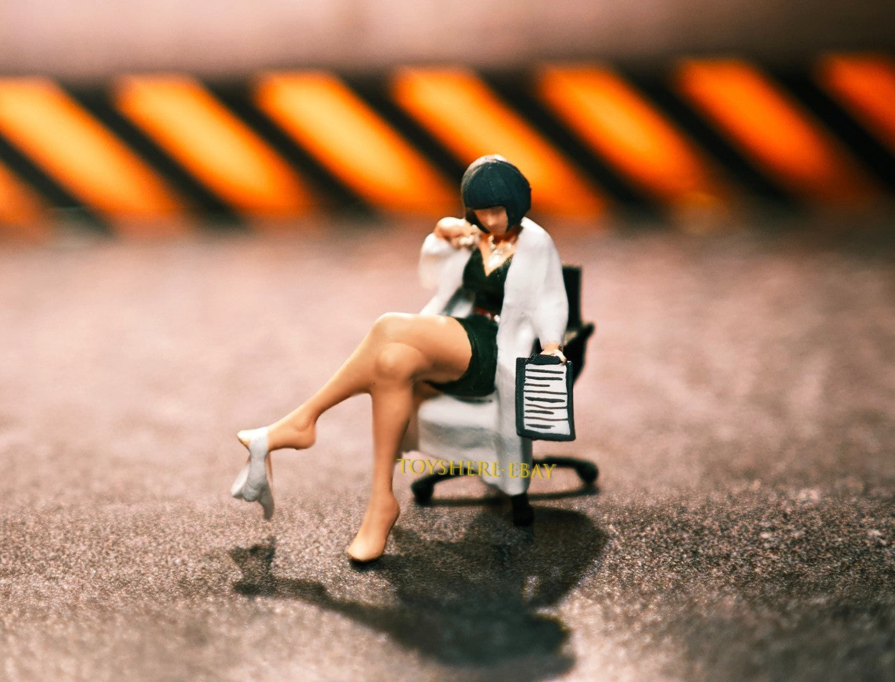 1/64 figure your sexy Doctor Recording Medical History Miniature