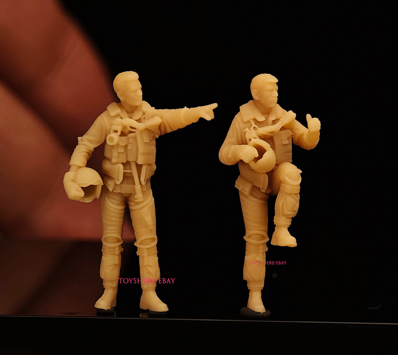 1/72 1/48 Modern Fighter Pilots – 2 Figures with Flight Gear & Helmets Diorama