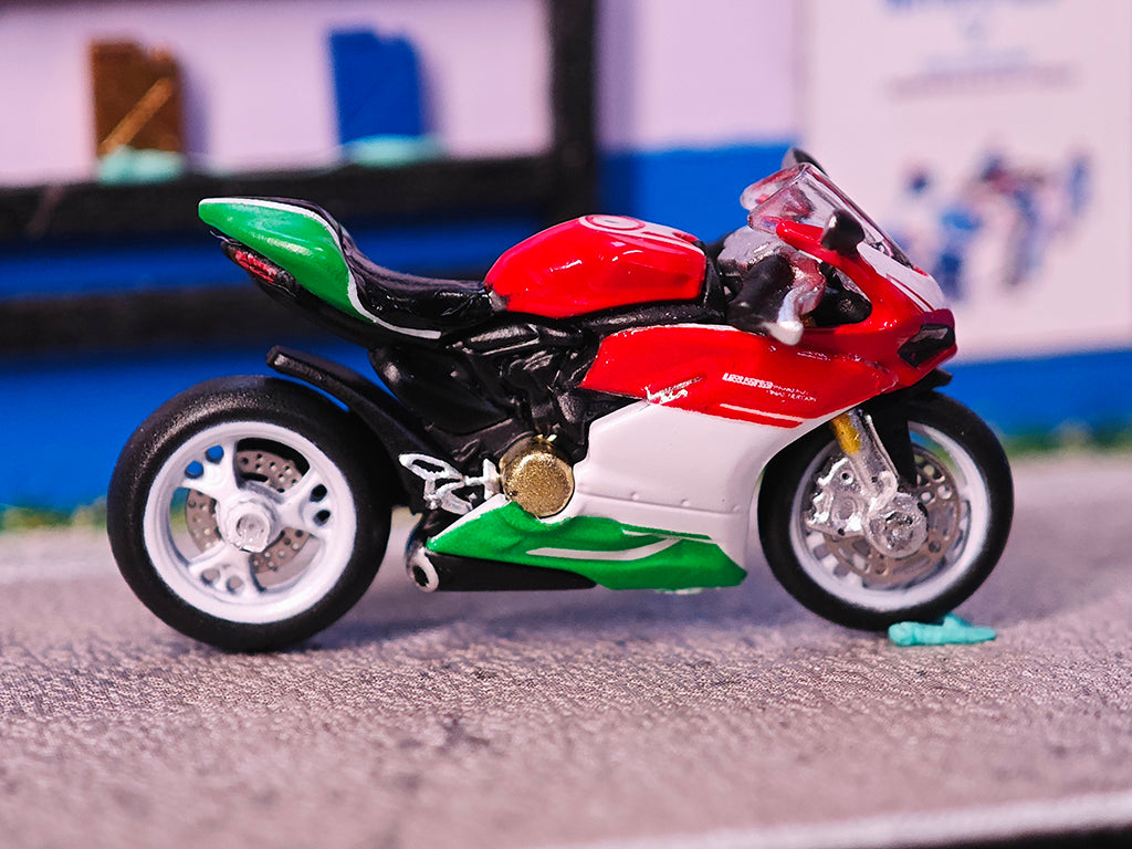 MINIATAURE 11/64 Scale Cool girl Biker Riding Motorcycle Mini Figure Model
