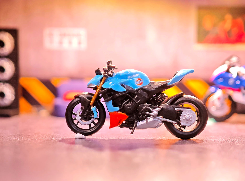 MINIATAURE 11/64 Scale Cool girl Biker Riding Motorcycle Mini Figure Model