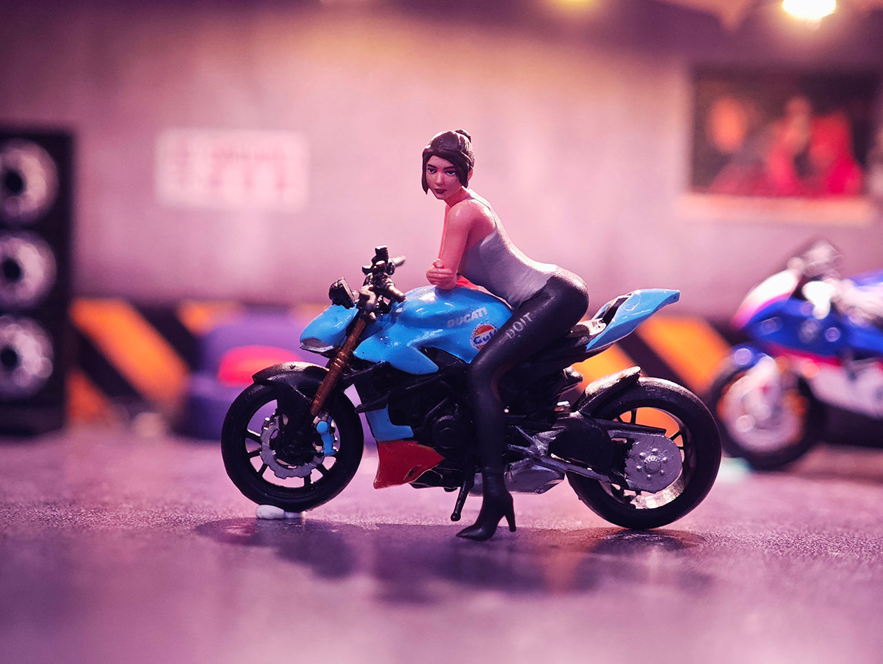 MINIATAURE 11/64 Scale Cool girl Biker Riding Motorcycle Mini Figure Model