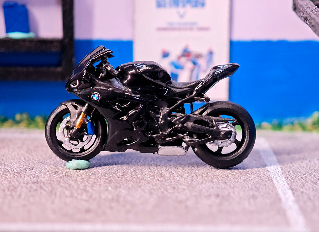 MINIATAURE 11/64 Scale Cool girl Biker Riding Motorcycle Mini Figure Model