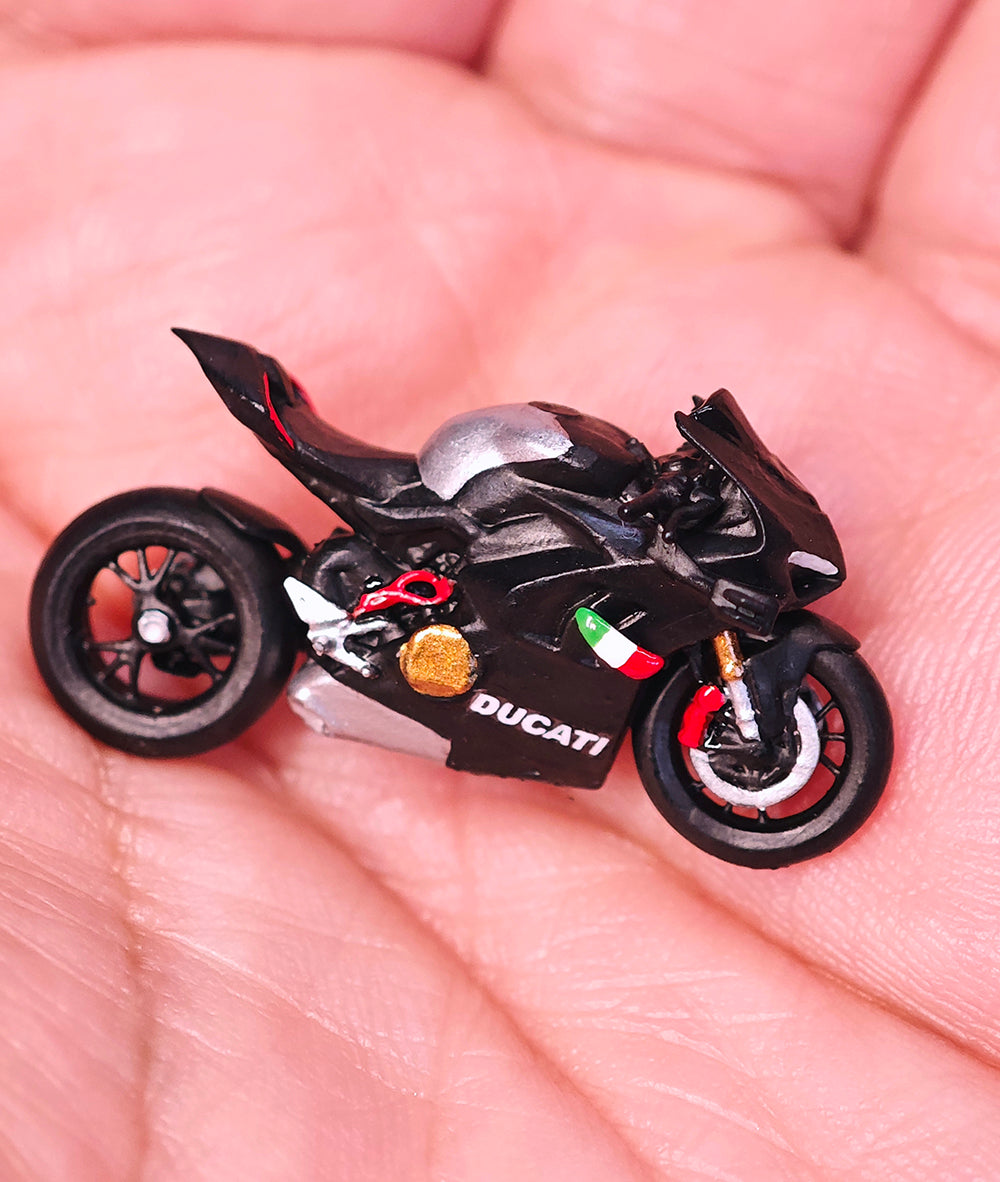 MINIATAURE 11/64 Scale Cool girl Biker Riding Motorcycle Mini Figure Model