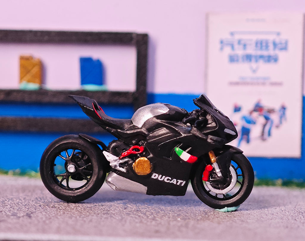 MINIATAURE 11/64 Scale Cool girl Biker Riding Motorcycle Mini Figure Model
