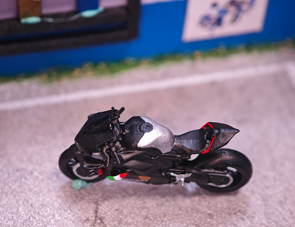 MINIATAURE 11/64 Scale Cool girl Biker Riding Motorcycle Mini Figure Model