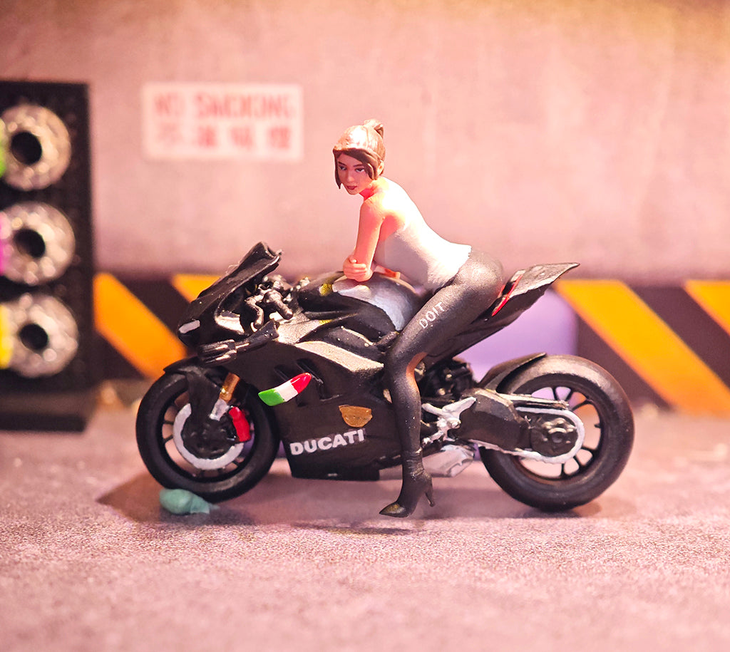 MINIATAURE 11/64 Scale Cool girl Biker Riding Motorcycle Mini Figure Model