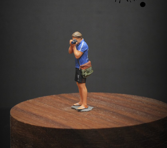 1/43  1/64  figure Cameraman videographer  fit 1:64 street car stand