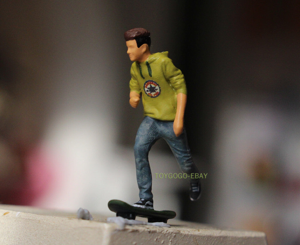 1/64 figure cool boy Skateboarding Sports fit 1:64 car street in STOCK
