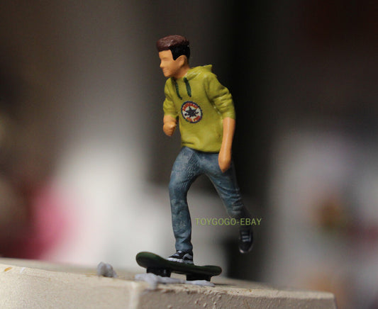 1/64 figure cool boy Skateboarding Sports fit 1:64 car street in STOCK