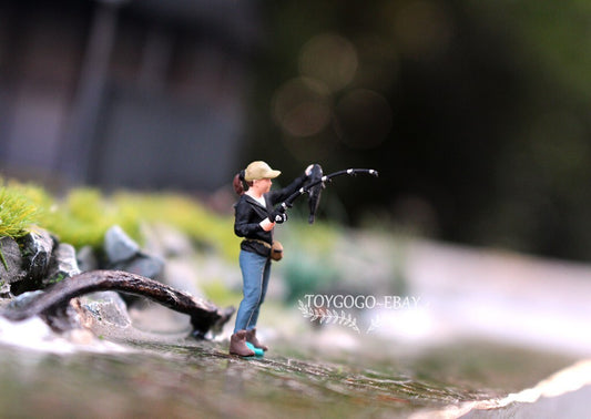 1/64 Female Angler - Joyful Display of Big Blackfish Catch Diorama Figure