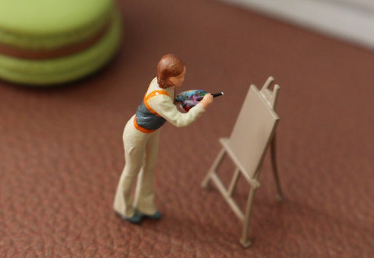 TOY 1/64 figure lady Painter sketching professor fit 1:64 car street in stock