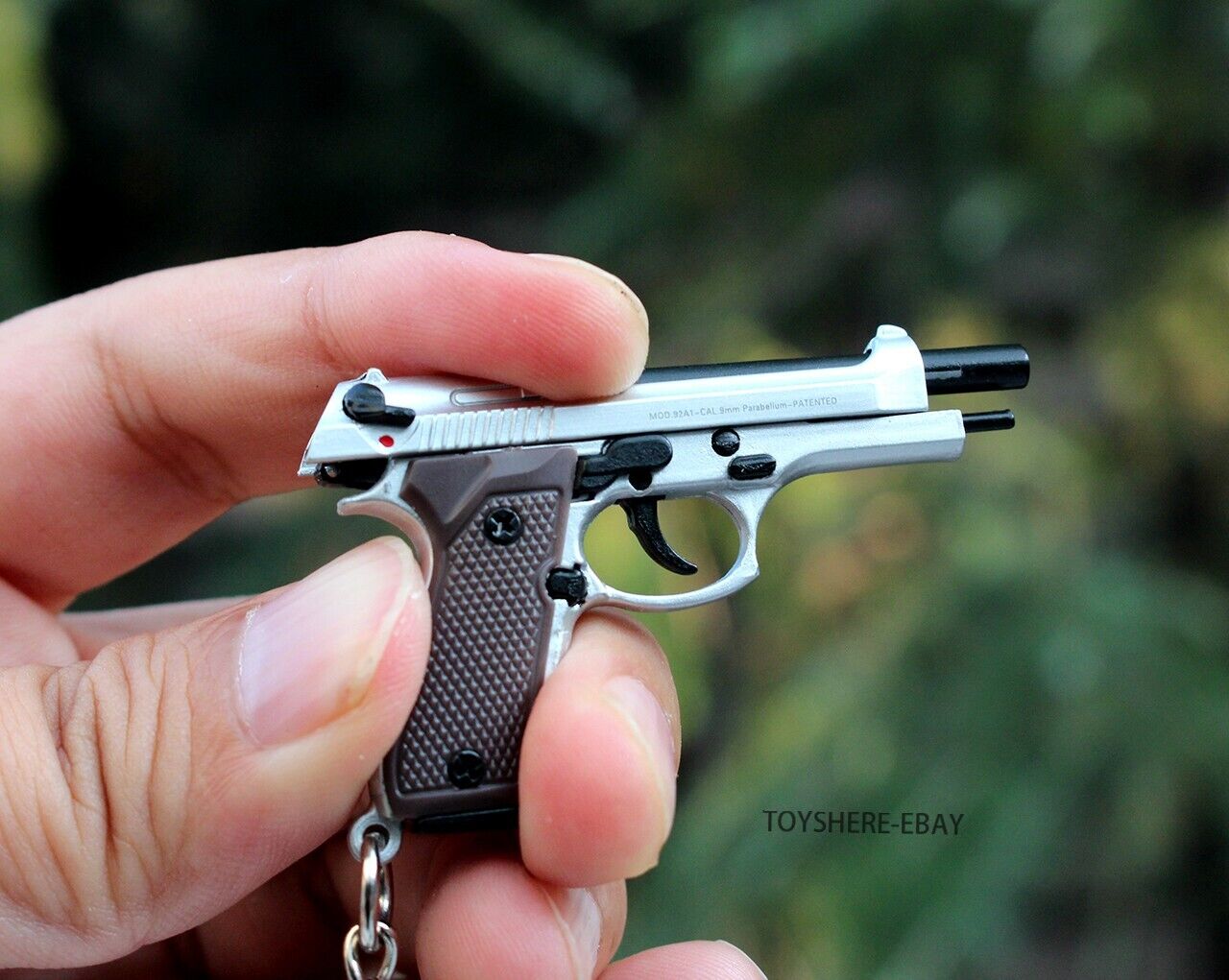 1:4 toy Detachable Beretta 92F Pistol Shape Keychain Mini Gun Keychain toy