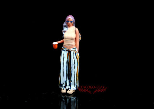 1/64 Sophisticated Office Lady High-End Mall Shopping Figure with Coffee diorama