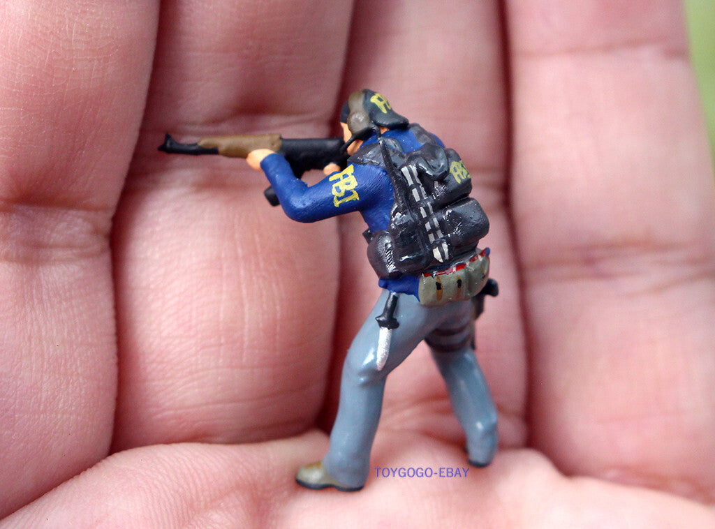 toy figure 1/64 FBI POLICE vs Bank robber  fit 1:64 car street diorama IN STOCK