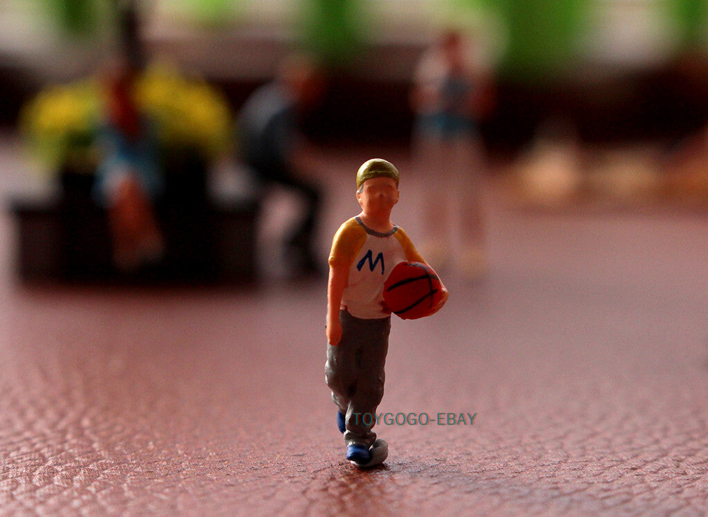 1/64 figure cool kid BOY PLAYING basketball fit 1:64 car street in STOCK
