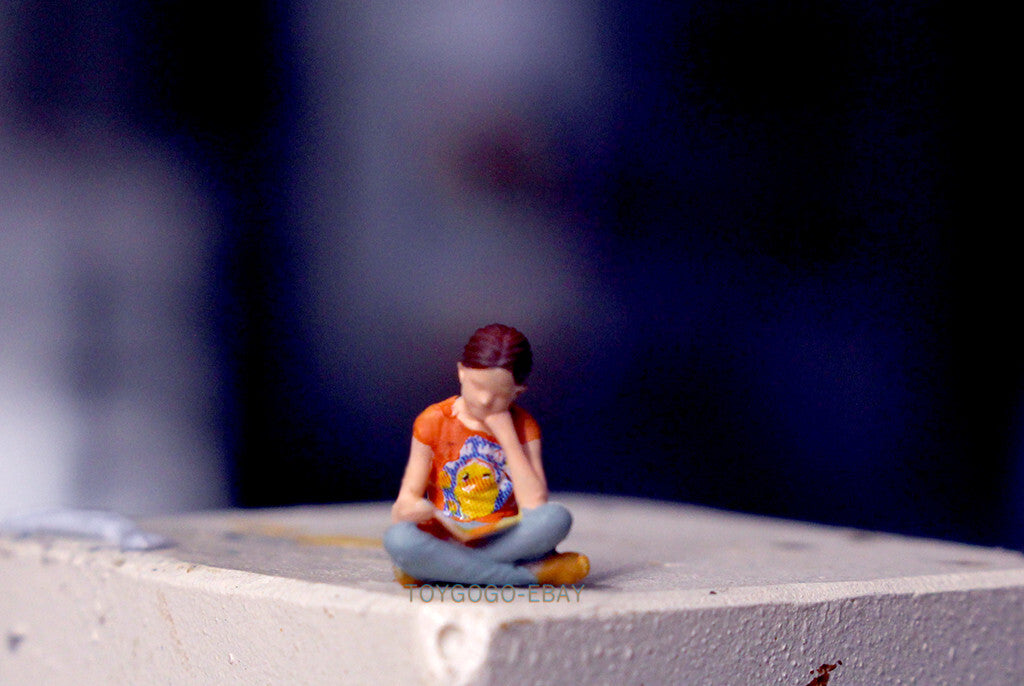 1/64 figure cool kid girl  reading book studying fit 1:64 car street in STOCK
