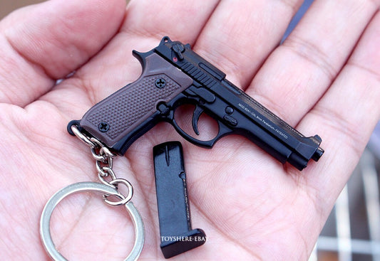 1:4 toy Detachable Beretta 92F Pistol Shape Keychain Mini Gun Keychain toy black